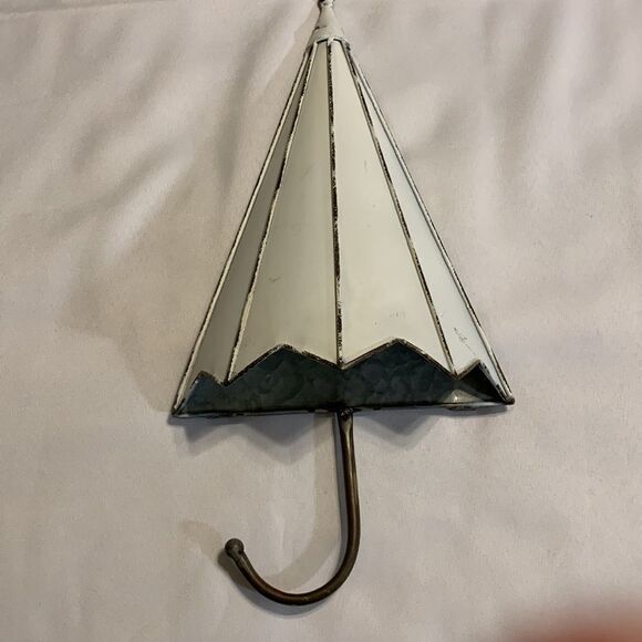 Farmhouse/distressed wall accent.  Use as accent only or insert floral pieces - Picture 2 of 9